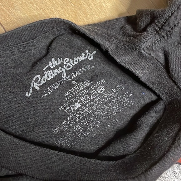 Rolling Stones Black T Shirt. Lips. Size 4 kids.‎ Excellent condition! - Picture 4 of 5